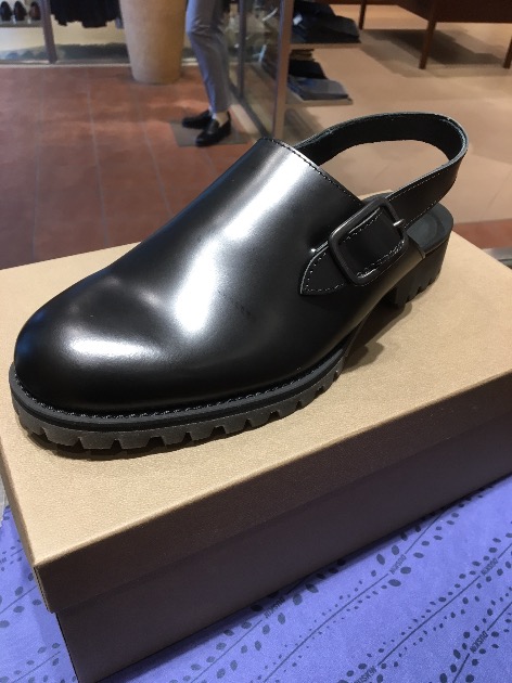 レザーサンダル、入荷してます。