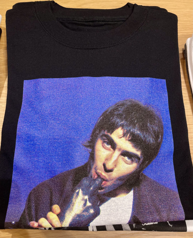 Kevin Cummins×BEAMS 別注 OASIS フォト Tシャツ XL 私たちが今着たい☆メンズのプリントT特集】｜ビームス 二子玉川｜BEAMS