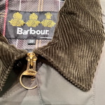 襟がコーデュロイと言えば＜Barbour＞