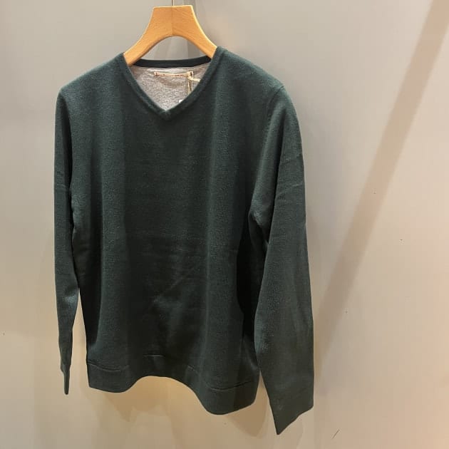 Vネックなニットには。