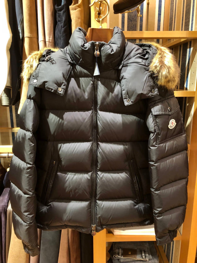 MONCLER〉今の時代感にピッタリでシックにも決まる大人ダウン