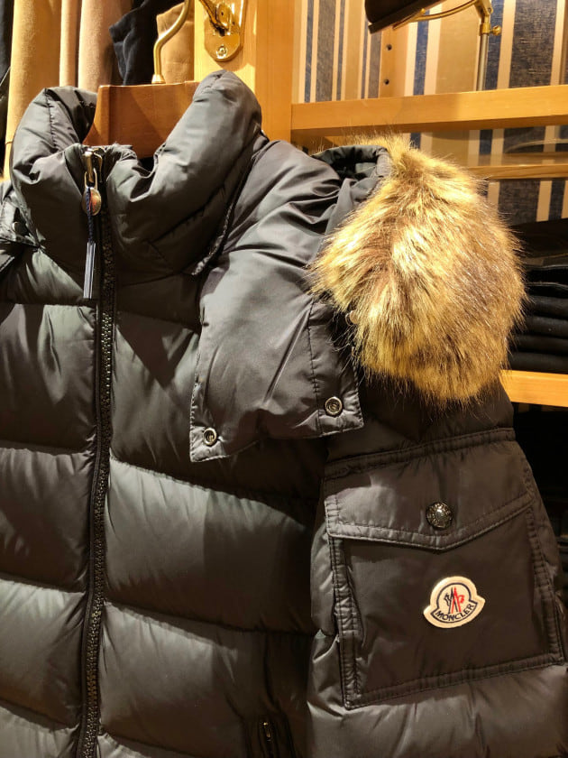 MONCLER〉今の時代感にピッタリでシックにも決まる大人ダウン