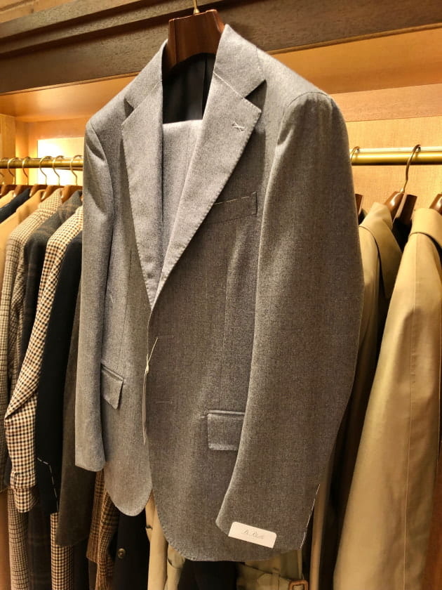 De Petrillo〉オーセンティックなデザインが魅力的なスーツを