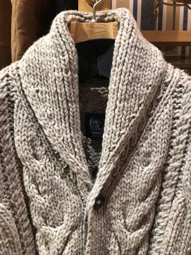 BEAMS F〉22秋冬シーズンはケーブル編みで仕上げたオリジナルの