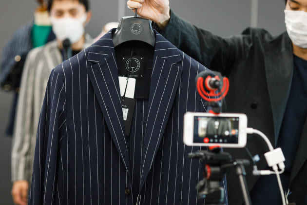 ピンクの猫ブリッラペルイルグスト　ダブルスーツチェック　紺　52 Brilla per il gusto＞2025年春夏ラインナップ説明会＜SHIRTS