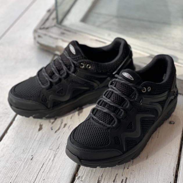 履くだけで運動不足も解消する？当店とオンライン限定の＜MBT