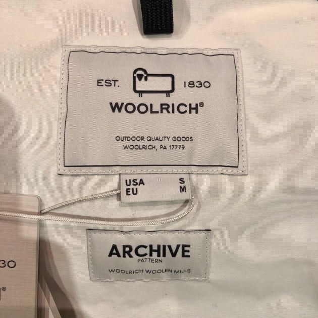 WOOLRICH〉鮮やかな色合いに惹かれる別注のマウンテンパーカーを