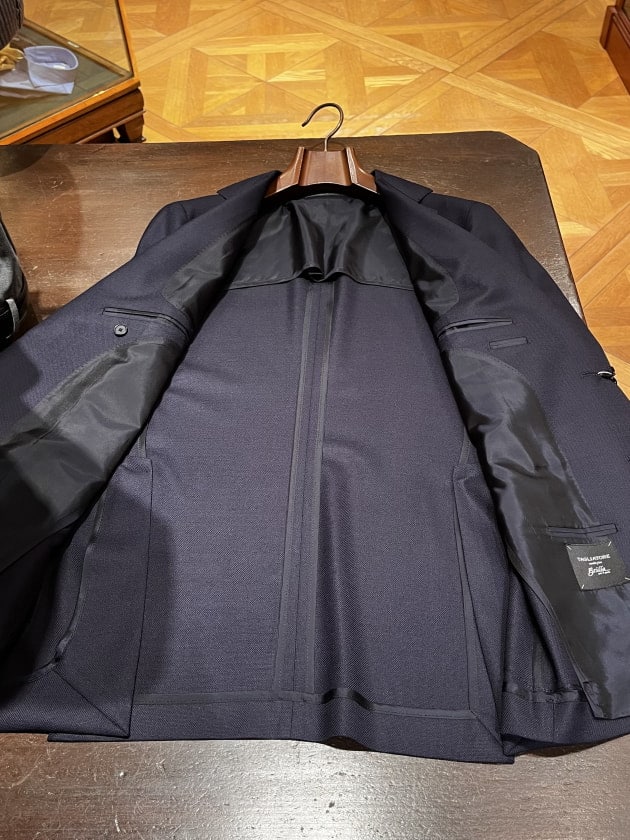 春に新調したいNAVYホップサックジャケット。〈TAGLIATORE〉と
