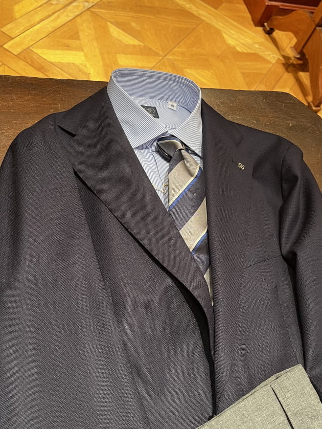 春に新調したいNAVYホップサックジャケット。〈TAGLIATORE〉と