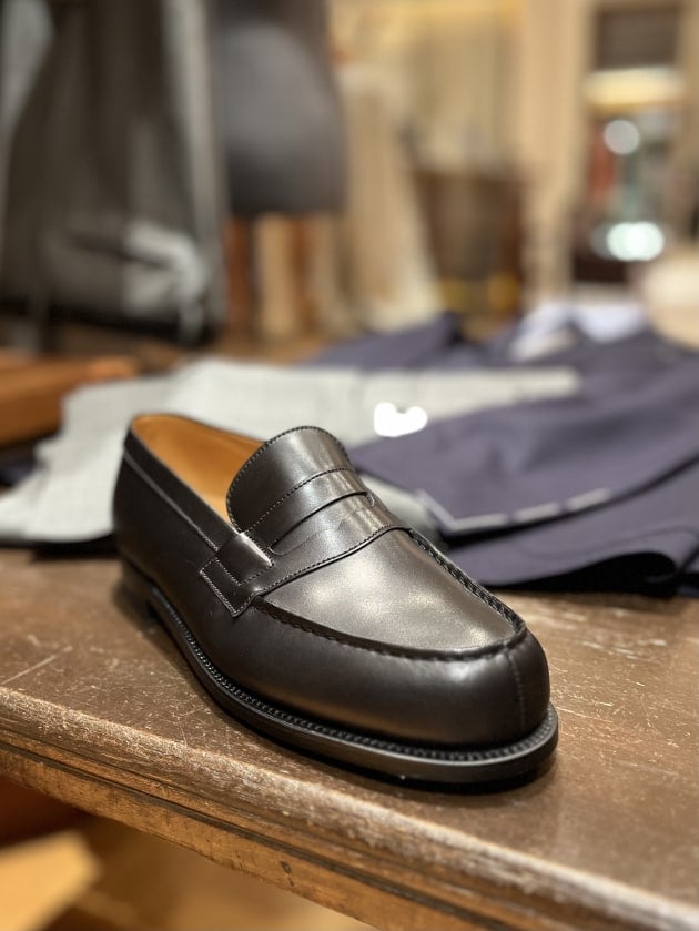 春に新調したいNAVYホップサックジャケット。〈TAGLIATORE〉と