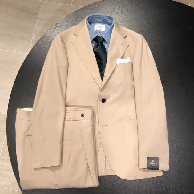 【〈TITO ALLEGRETTO〉コットンスーツの着こなし】