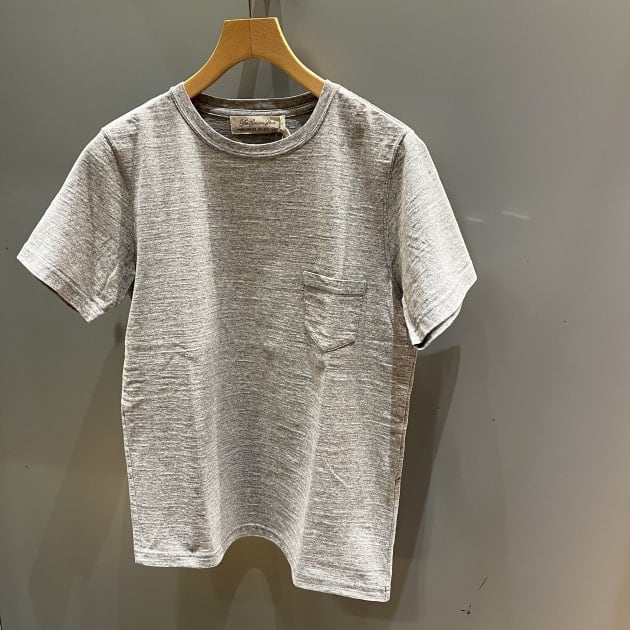 雰囲気あるTシャツには。