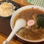 【まだお店にいる、オススメシューズ！】中華そばのセットを添えて