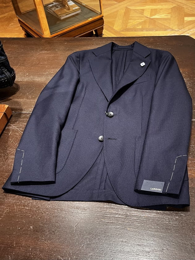 超ベーシックなNAVYジャケット。〈LARDINI〉｜ビームス ハウス 六本木