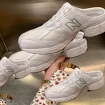 白とグレー。〈NEW BALANCE〉