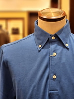 シャツのようなポロ。