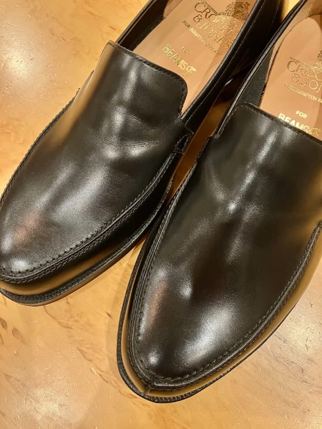 CROCKETT & JONES〉シンプルながら奥の深いエプロンフロントローファー