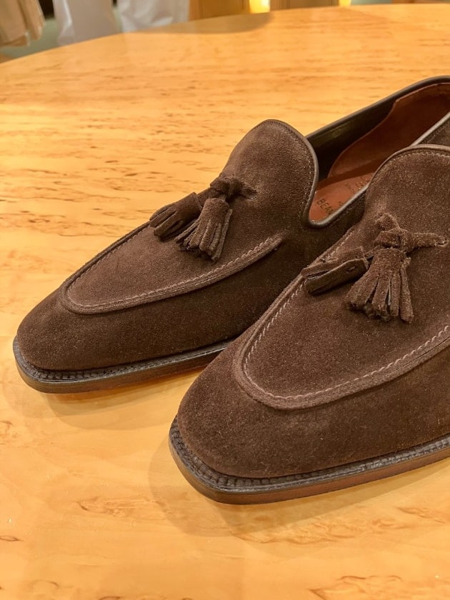 CROCKETT & JONES〉軽くて品のあるタッセルローファーのHELFORDと価格