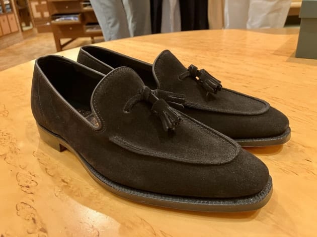 CROCKETT & JONES〉軽くて品のあるタッセルローファーのHELFORDと価格