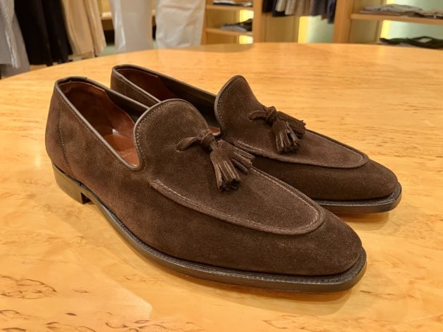 CROCKETT & JONES〉軽くて品のあるタッセルローファーのHELFORDと価格