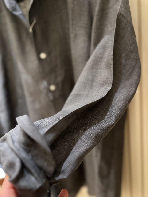 清潔感と上品さのリネン プルオーバー シャツ。〈Maria Santangelo