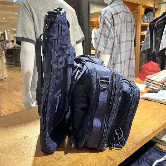 中もお見せしちゃいます！【BRIEFING COCKPIT BAG】｜ビームス 銀座｜BEAMS