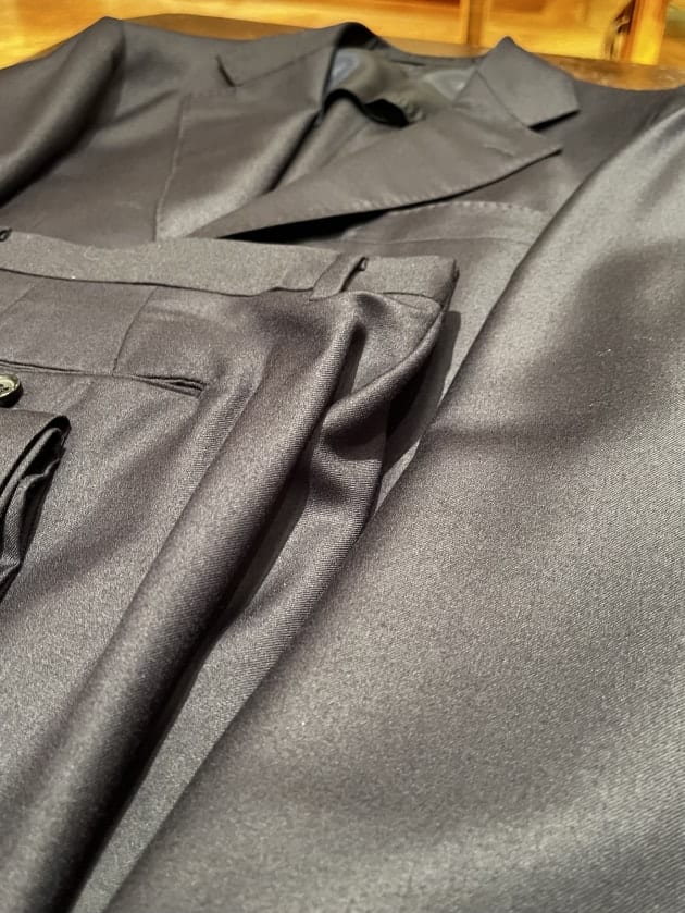 恒例の極上スーツ。〈Ermenegildo Zegna〉
