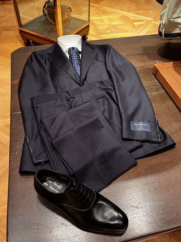 恒例の極上スーツ。〈Ermenegildo Zegna〉