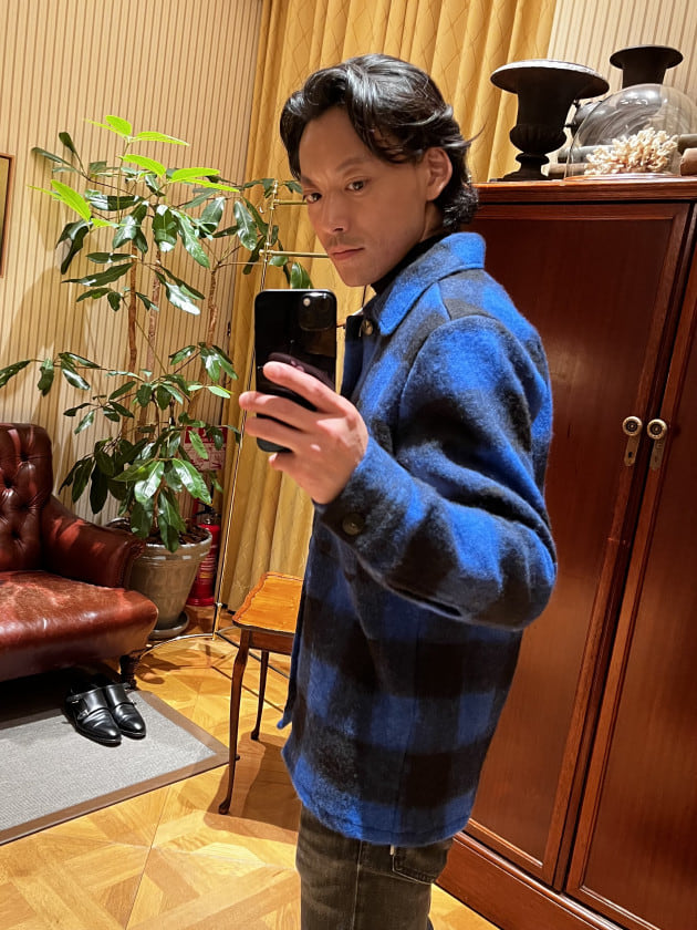 現代的なバッファローチェック。〈GUY ROVER〉と告知。｜ビームス