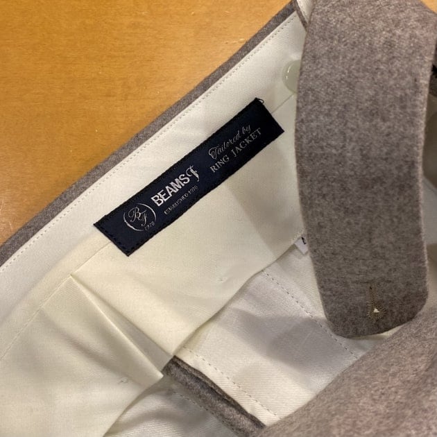 BEAMS F〉New Arrival 気分なグレージュワイドスラックス
