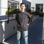 “お土産Tシャツ”の枠を超える。