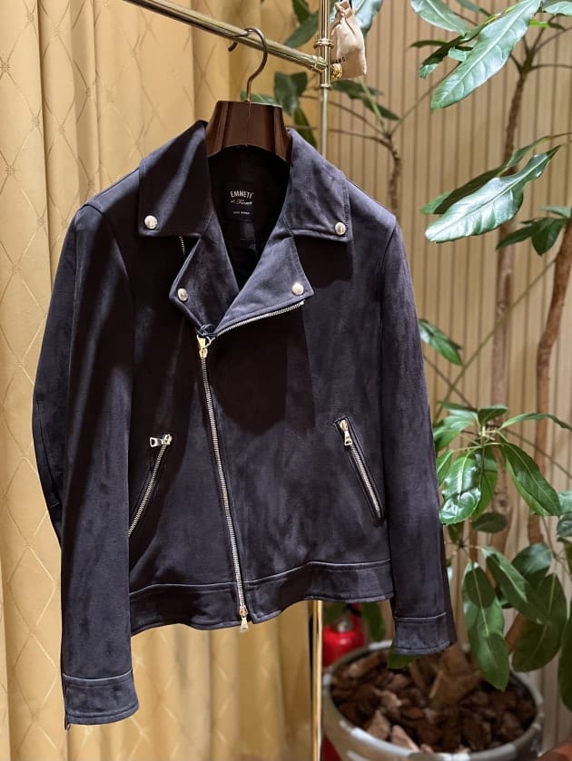 男臭すぎないライダースジャケット。〈EMMETI〉｜ビームス