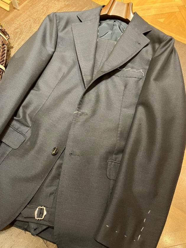 ALFONSO SILICA〉このスーツでスタッフ中野みたいになれるかも ALFONSO SILICA〉このスーツでスタッフ中野みたいになれるかも