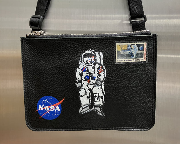 【完売品】BEAMS別注 COXCOMB レザーサコッシュ NASA モデル亜希 春はミニバッグが欲しくなる季節／／｜ビームス ニューズ｜BEAMS