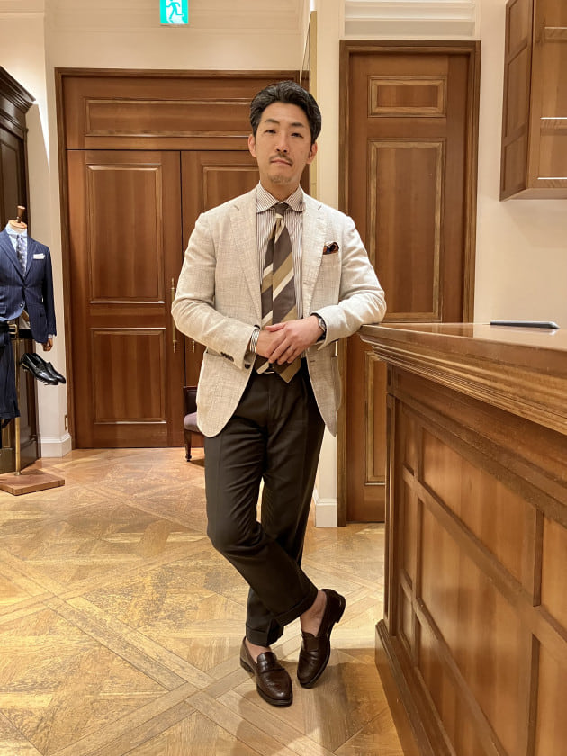 〈CROCKETT&JONES〉スタッフ川口と同じに見えて