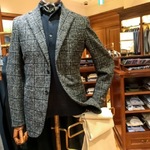 テーブル横の彼