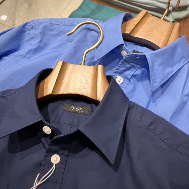 美品ヘラルボニーレギュラーカラーシャツ「blue brush-mm2025」 普段に