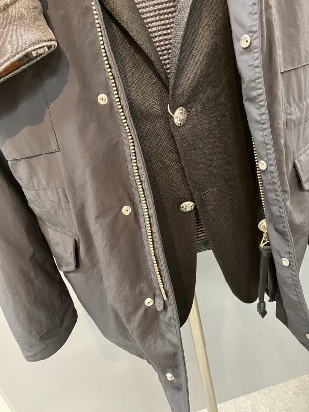 Belvest〉ブラックのポップサック生地が目を引く別注のブレザー