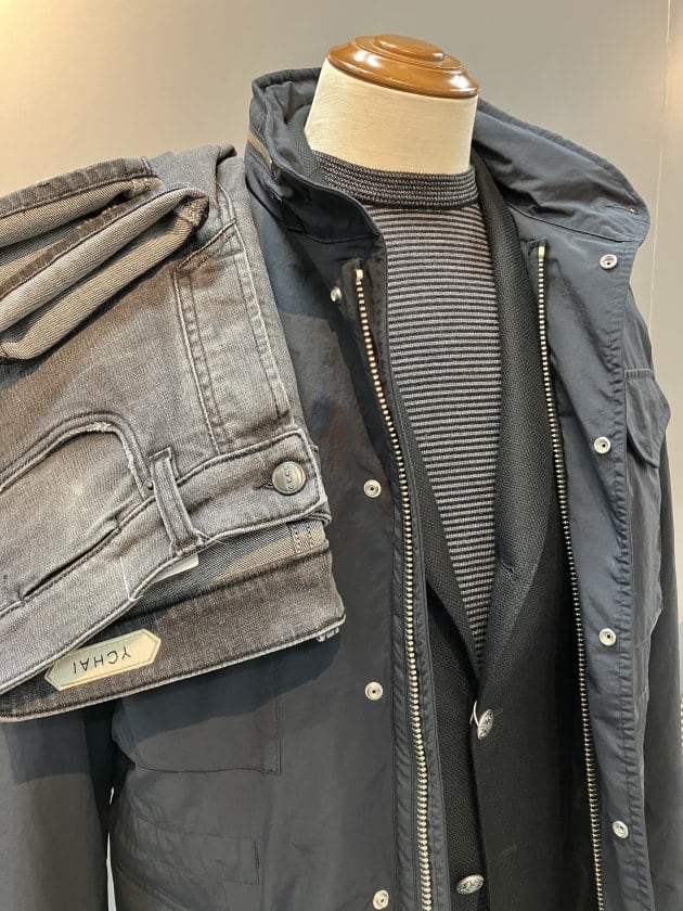 Belvest〉ブラックのポップサック生地が目を引く別注のブレザー