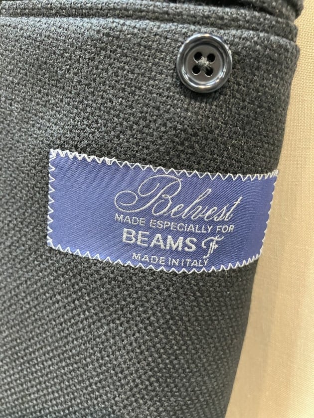 Belvest〉ブラックのポップサック生地が目を引く別注のブレザー
