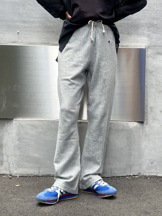 今の気分にぴったりな美シルエット、〈Champion〉別注新型パンツ