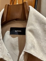〈ARMA〉クリーンなイメージ漂う大人のスエードブルゾン。