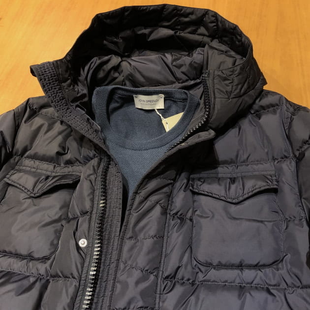 ＜HERNO＞×＜JOHN SMEDLEY＞ ネイビーに合わせるニット編