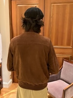 〈CINQUANTA〉スタッフ本寺愛用の別注ドライビングブルゾンとカスタムオーダーイベントと。