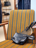 ポケットに入るものはカバンへ。