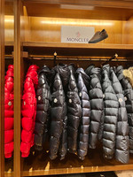 〈MONCLER〉心地よく体を包んでくれるダウンジャケットを。