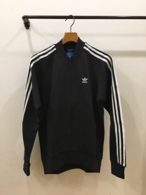 スリーストライプのブランド入荷しました。