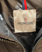 〈MONCLER〉昨年も好評だったレタリングロゴを隠し持ったダウンジャケットを。