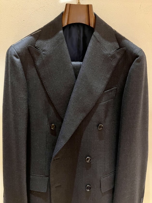 Stile Latino〉同ブランドらしい洒落感のあるダブルブレステッド Stile Latino〉同ブランドらしい洒落感のあるダブルブレステッド
