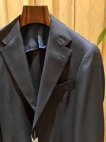 〈Brilla per il gusto〉季節を問わずに様々なコーディネートで活躍するであろうネイビージャケットを。